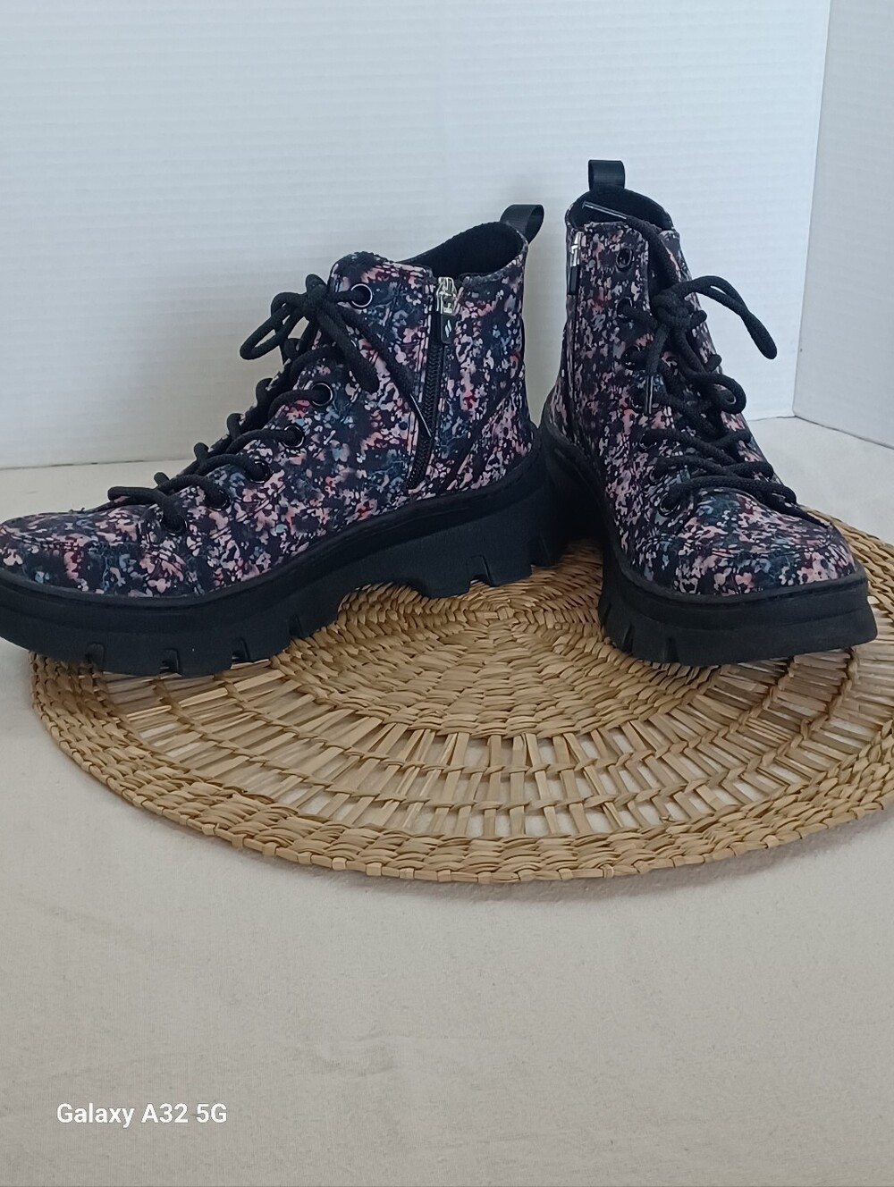 Skechers Street Roadies Surge sneakerboots W/a black floral print canvas Sz 8.5